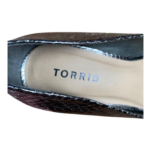 Torrid size 8.5 pewter silver pointed toe pumps silver heels snakeskin texture - Picture 4 of 12